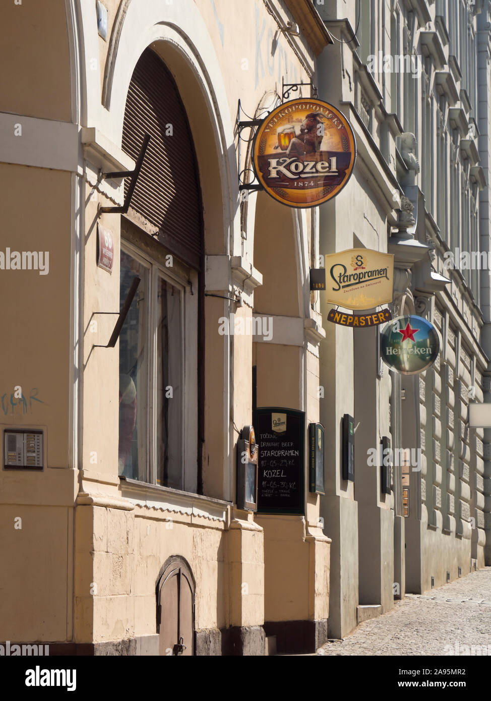 Staropramen, Kozel und Heineken, lokale und internationale Biere geworben auf ein Restaurant Fassade in Prag, Tschechische Republik Stockfoto