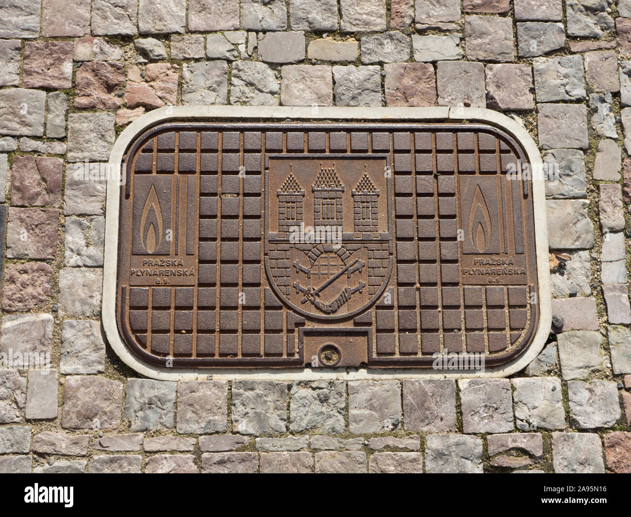 Rusty Kanaldeckel auf einem Fliesen- Straße in Prag, Tschechische Republik Stockfoto