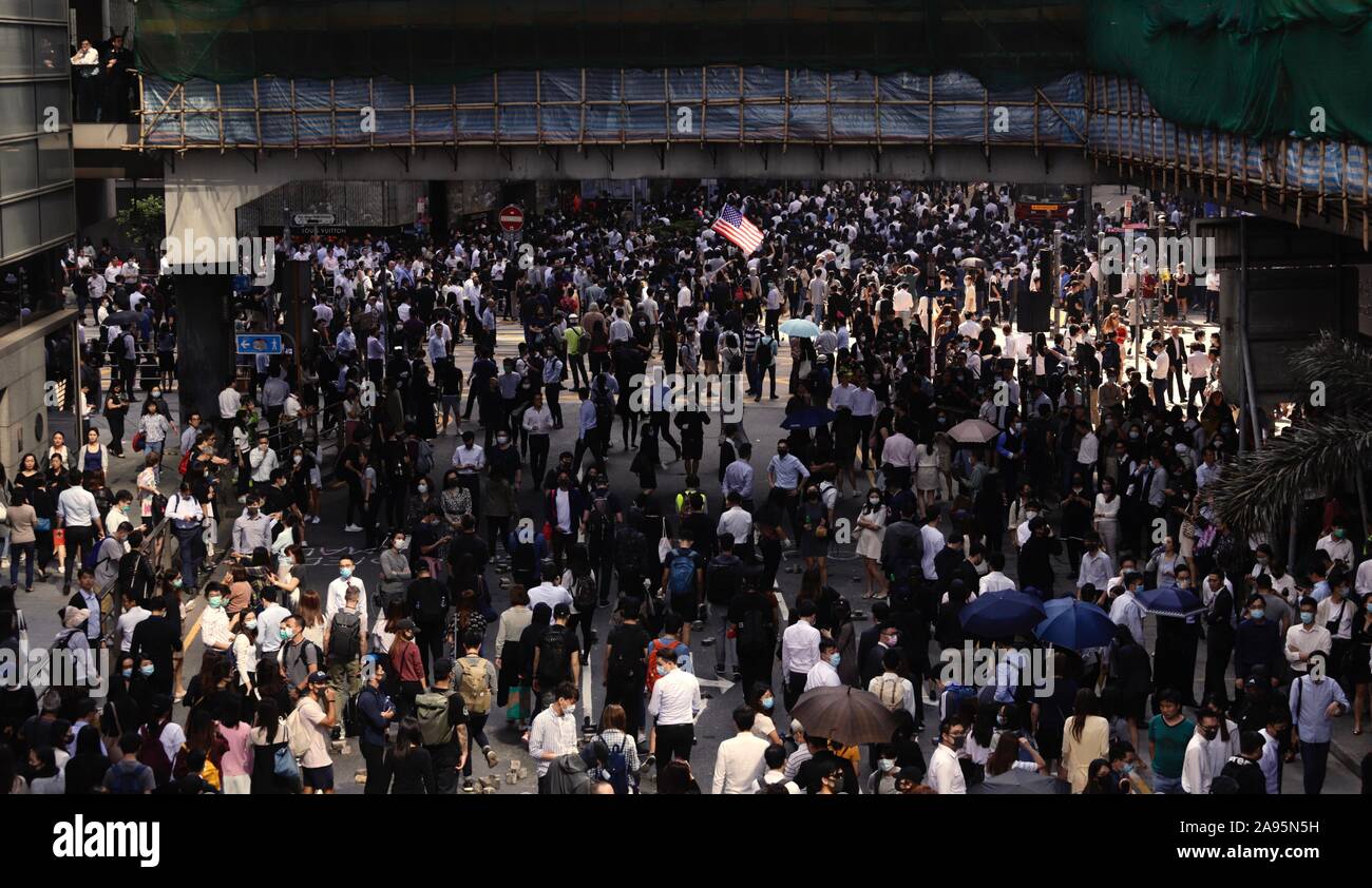 Hongkong, China. 13 Nov, 2019. Tausend von weißen Kragen sammelten in Zentral- und inszeniert eine Mittagspause Flashmob Protest für den 3. Tag. Nov-13, 2019 Hong Kong. ZUMA/Liau Chung-ren Credit: Liau Chung-ren/ZUMA Draht/Alamy leben Nachrichten Stockfoto