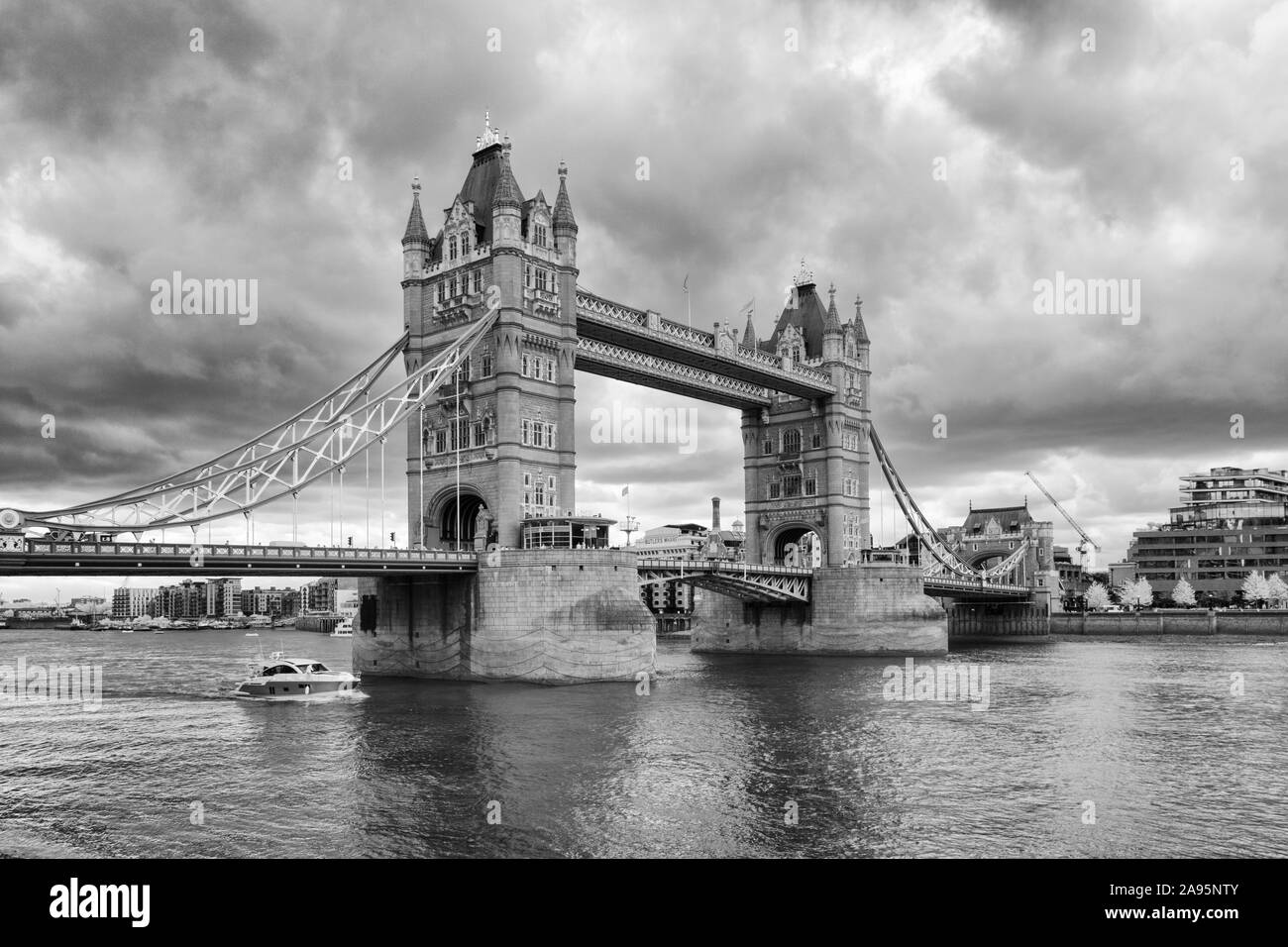 Die Tower Bridge über die Themse in London shot in Schwarz & Weiß. Stockfoto