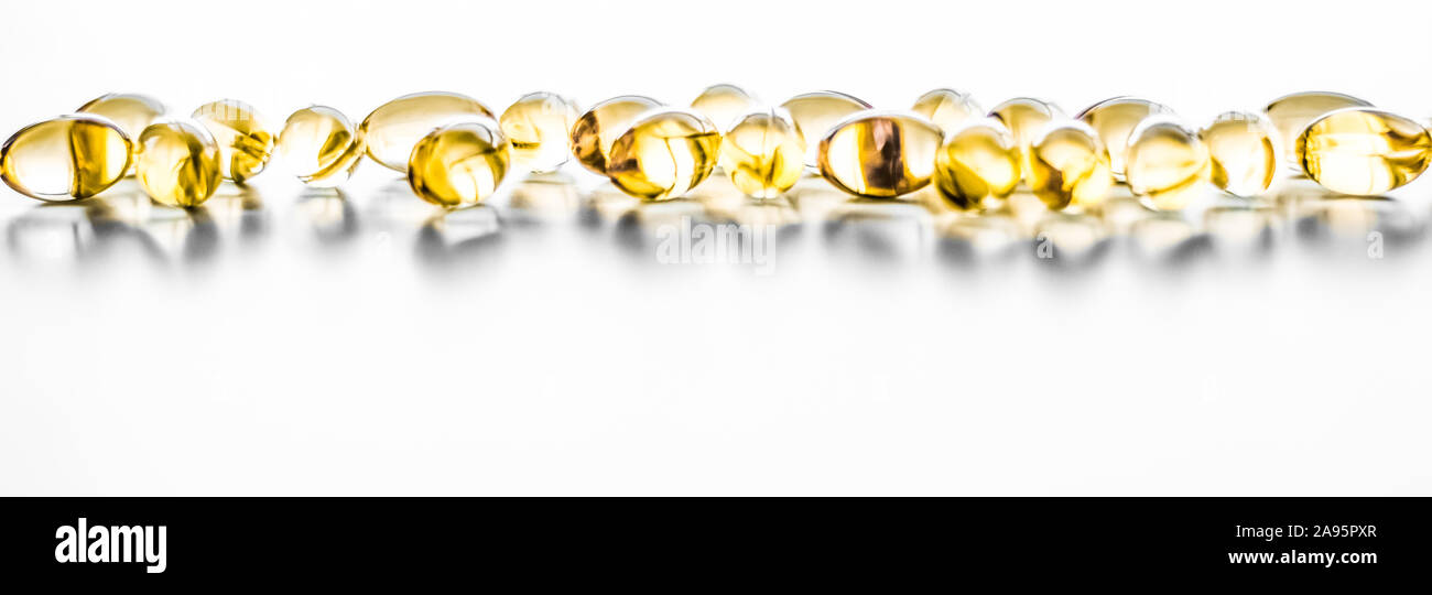 Pharma, Branding und Wissenschaft Konzept: Vitamin D und goldene Omega 3 Pillen für gesunde Ernährung Ernährung, Fischöl Nahrungsergänzung Pille Kapseln, Stockfoto