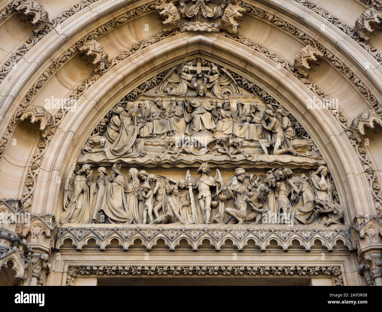 Die Basilika von St. Peter und St. Paul in Vyšehrad eine historische Festung in Prag in der Tschechischen Republik einem neo-gotischen Gebäude in der Nähe der Tür und Eingang Stockfoto