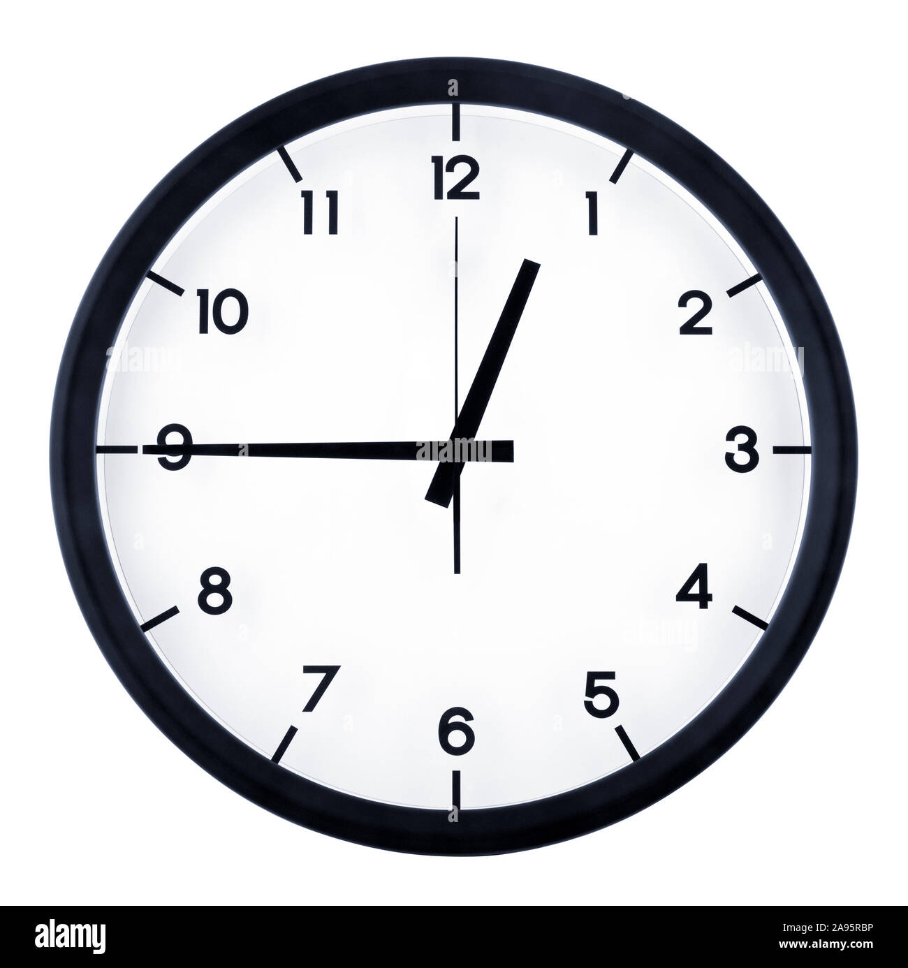 Klassische analoge Uhr zeigt auf zwölf 45 o'clock, auf weißem Hintergrund. Stockfoto