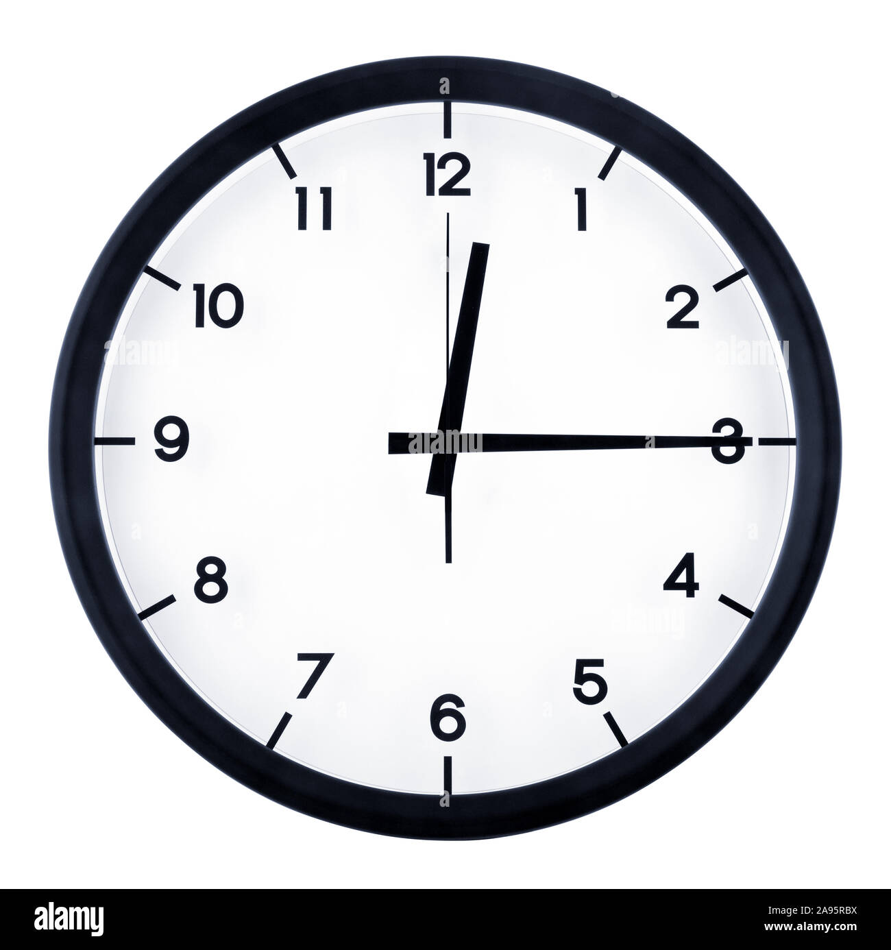 Klassische analoge Uhr in zwölf von fünfzehn Uhr, auf weißem Hintergrund zeigen Stockfoto