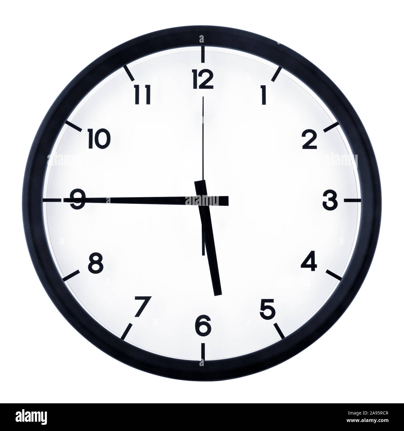 Klassische analoge Uhr auf fünf 45 o'clock, auf weißem Hintergrund. Stockfoto