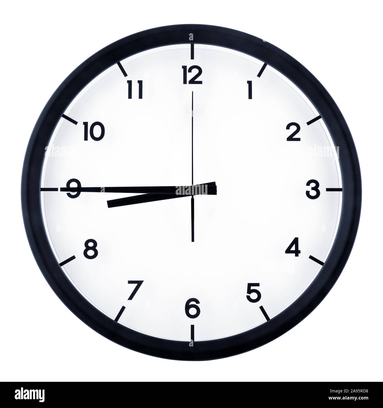 Klassische analoge Uhr auf acht 45 o'clock, auf weißem Hintergrund. Stockfoto