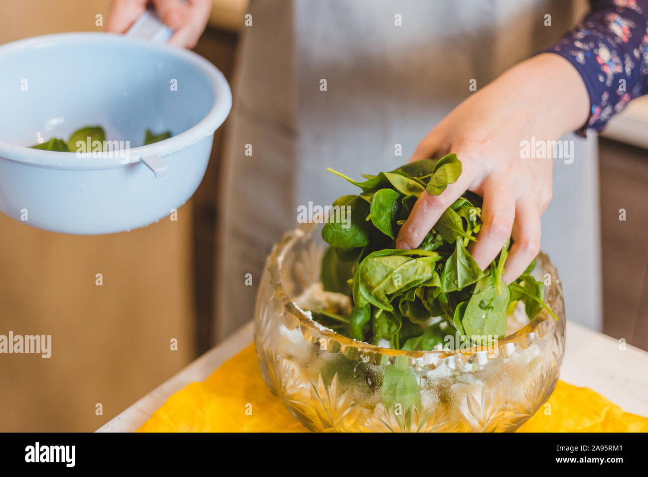 Granatapfel Samen und Walnüsse hinzufügen extra antioxidative Kraft zu dieser Ernst - nahrhaft und lecker - Salat - in Scheiben schneiden und die Birnen hinzufügen Stockfoto