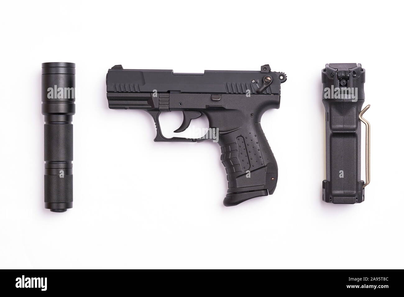 Selbstverteidigung Gang - Pistole, Pfefferspray und taktische Taschenlampe auf weißem Hintergrund Stockfoto
