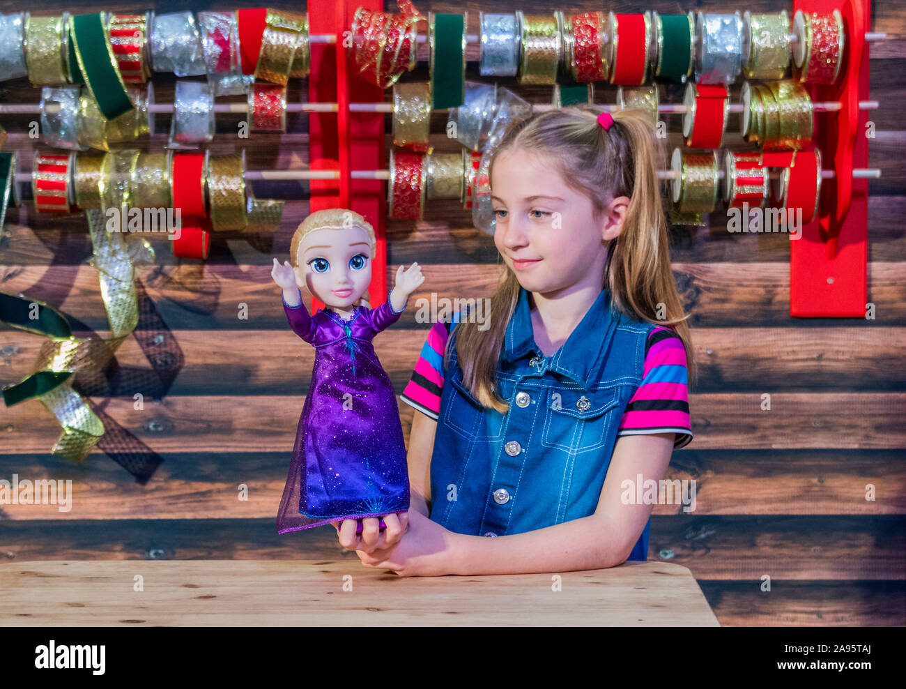 London, Großbritannien. 13 Nov, 2019. Gefrorene 2 ins Unbekannte Elsa Puppe mit Gwen, die im Alter von 8 - der Spielwarenhändler Verein die 2019 DreamToys Liste offenbaren. Credit: Guy Bell/Alamy leben Nachrichten Stockfoto