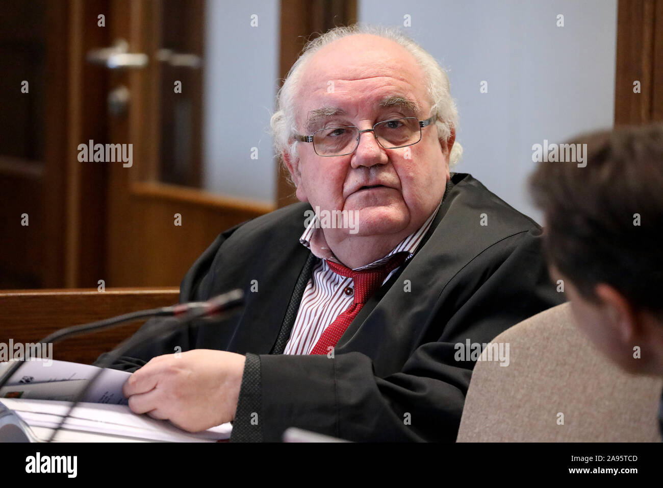 Köln, Deutschland. 13 Nov, 2019. Rechtsanwalt Gottfried Reims sitzt im Saal des Landgerichts. Zusammen mit anderen Angeklagten, seinem Klienten wird gesagt, große Mengen von Drogen aus den Niederlanden nach Großbritannien in einem speziell vorbereiteten Pferd Transporter geschmuggelt haben. Credit: Oliver Berg/dpa/Alamy leben Nachrichten Stockfoto