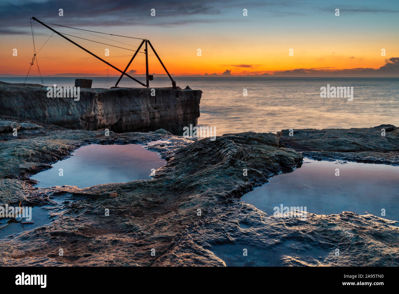 Portland Bill Dorset England schön gefärbte Sunrise zeigt die alte Derrick in Portland Bill, Teil der Jurassic Coast in Dorset. Stockfoto