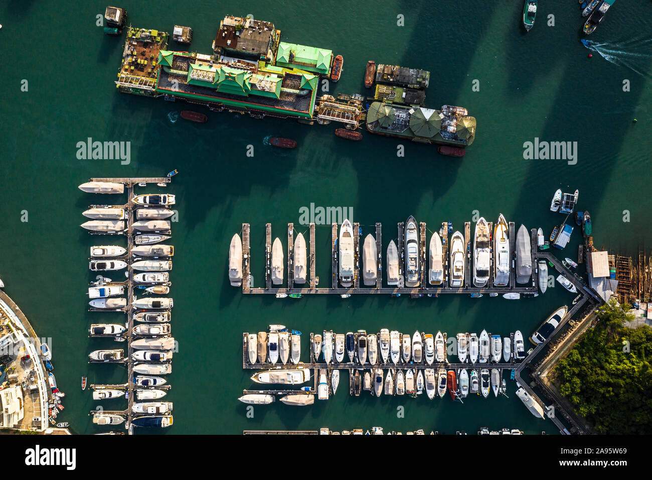 Von oben nach unten Blick auf den berühmten Aberdeen Hafen mit seinen schwimmenden Restaurant in Hongkong Stockfoto