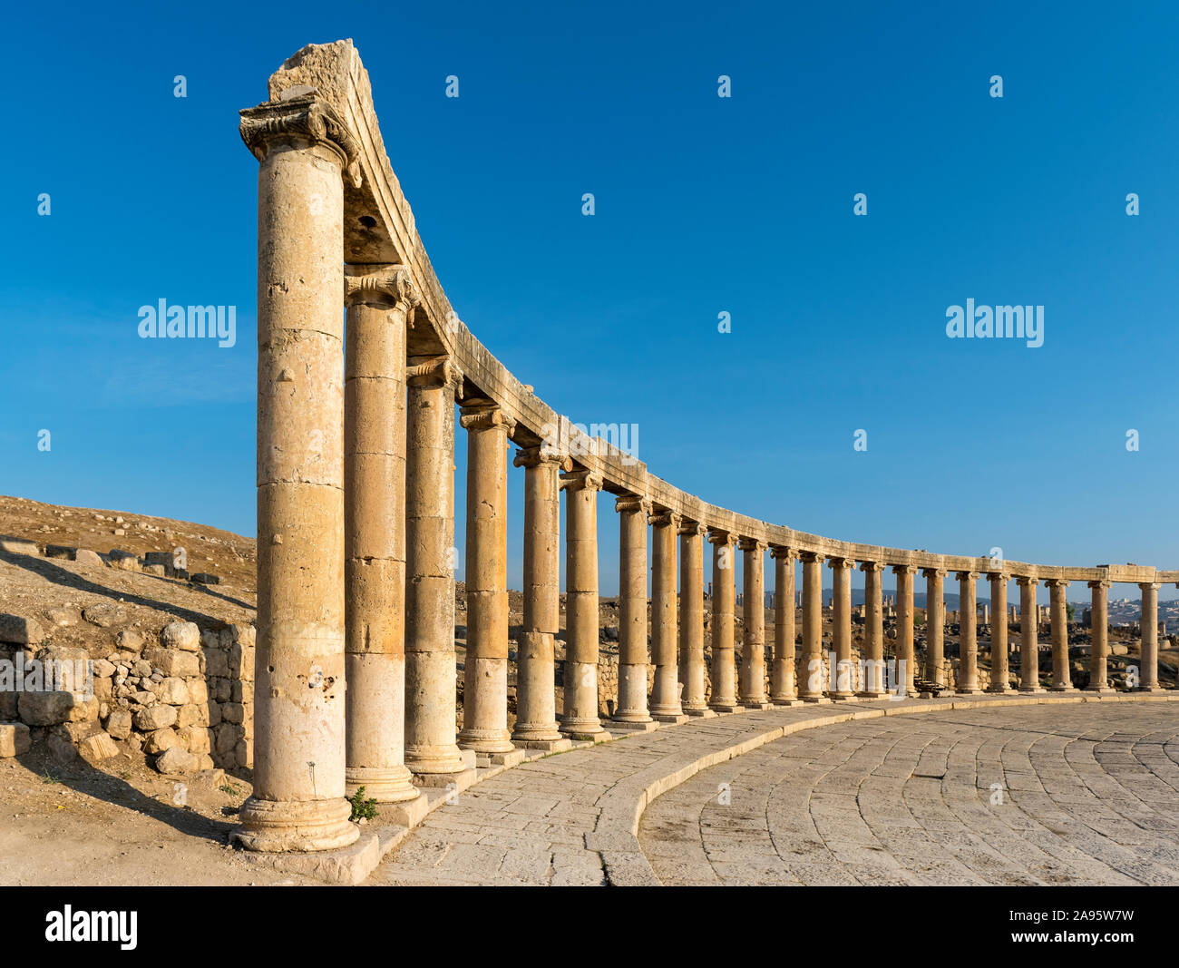 Spalten im Oval Plaza (Forum), Jerash, Jordanien Stockfoto