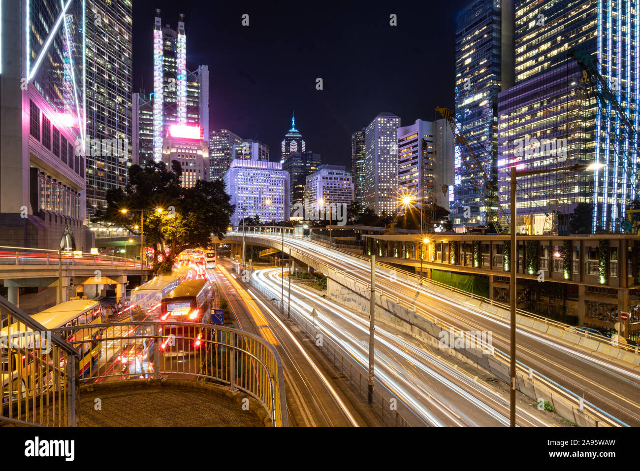 Ampel Trails im Central Business District von Hong Kong Island bei Nacht in Hongkong erfasst Stockfoto
