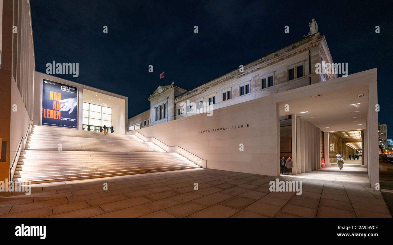 Nacht Blick von Außen von James Simon Galerie im Museum, Museumsinsel in Berlin-Mitte Berlin, Deutschland, Architekten David Chipperfield. Stockfoto