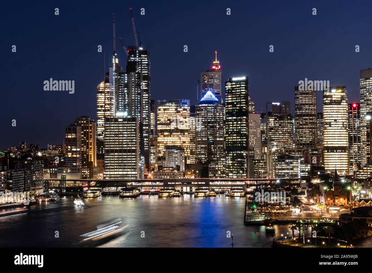 Dämmerung über den berühmten Fährterminal Circular Quay und das Geschäftsviertel Skyline von Sydney in Australien größte Stadt Stockfoto