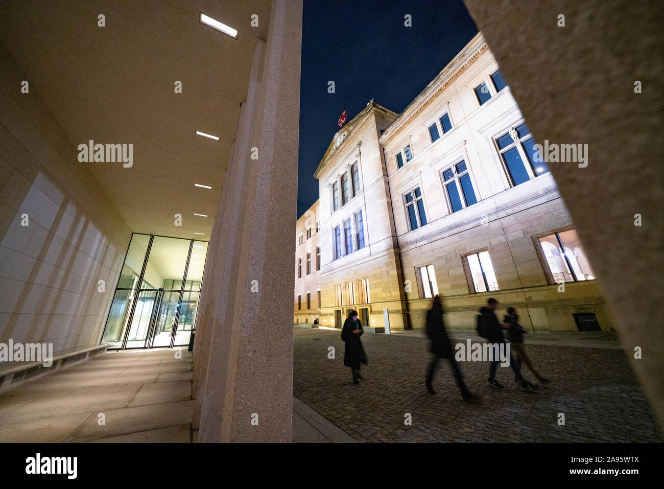 Nacht Blick von Außen von James Simon Galerie und dem Neuen Museum auf der Museumsinsel Museumsinsel in Berlin-Mitte Berlin, Deutschland, Architekten David Chipperfield. Stockfoto