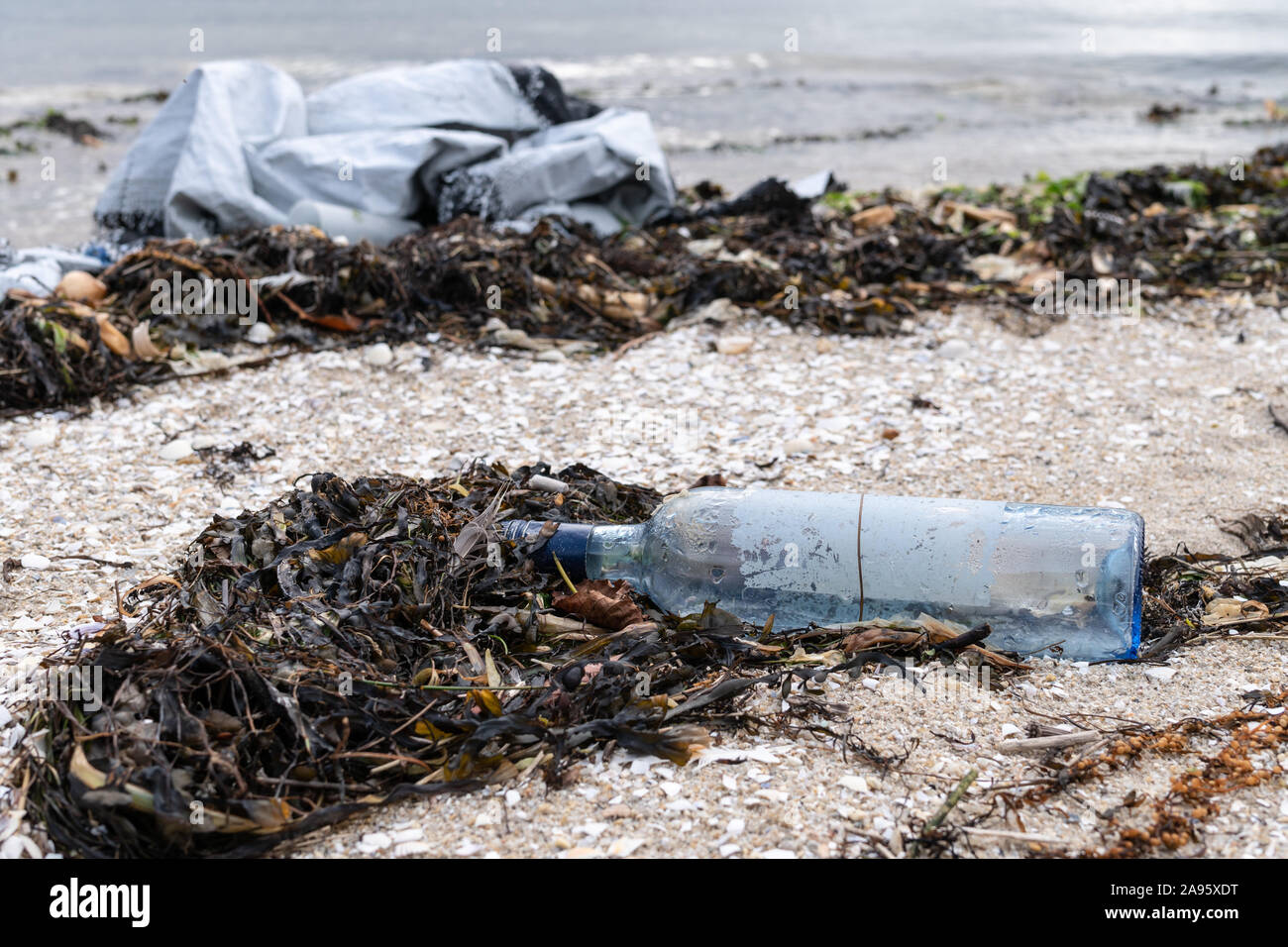 Müll am Strand Ufer. Meeresverschmutzung Konzept. Echtzeit video Stockfoto