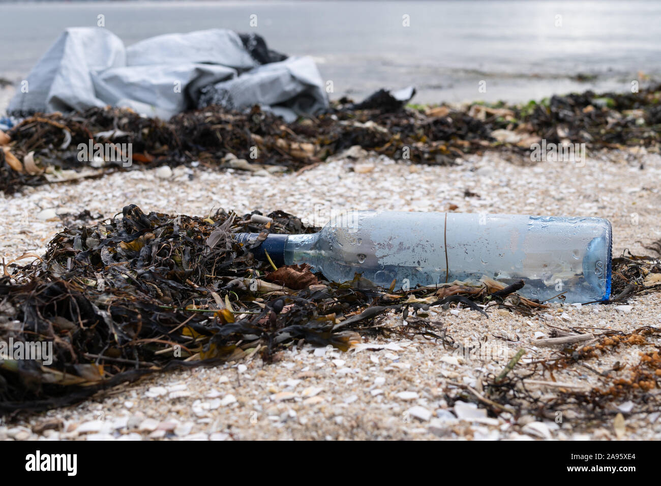 Müll am Strand Ufer. Meeresverschmutzung Konzept. Echtzeit video Stockfoto