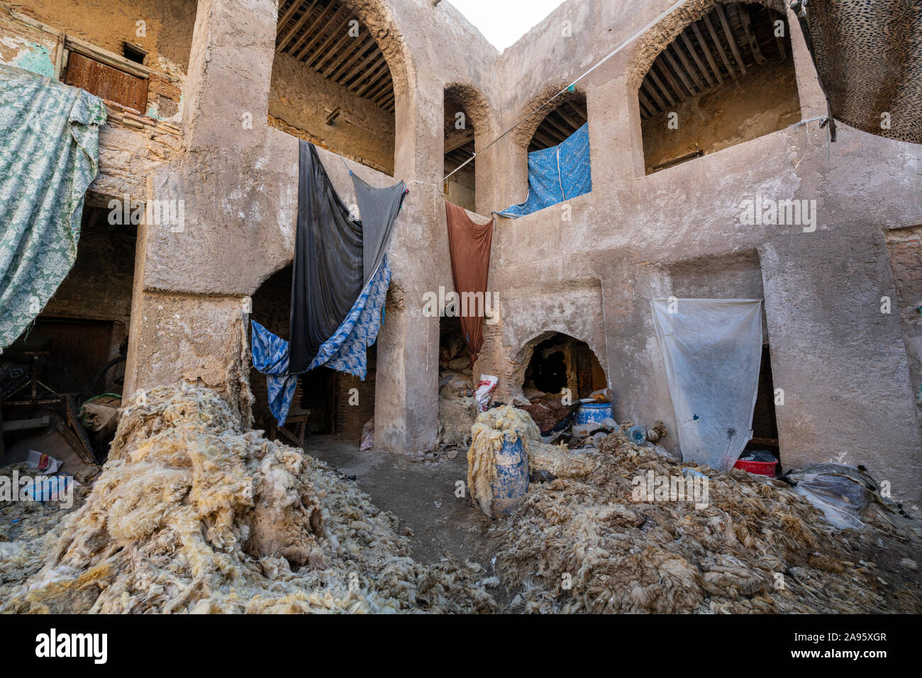 Fez, Marokko. November 9, 2019. Ein Labor für Waschen und Trocknen und Färben von Wolle Stockfoto
