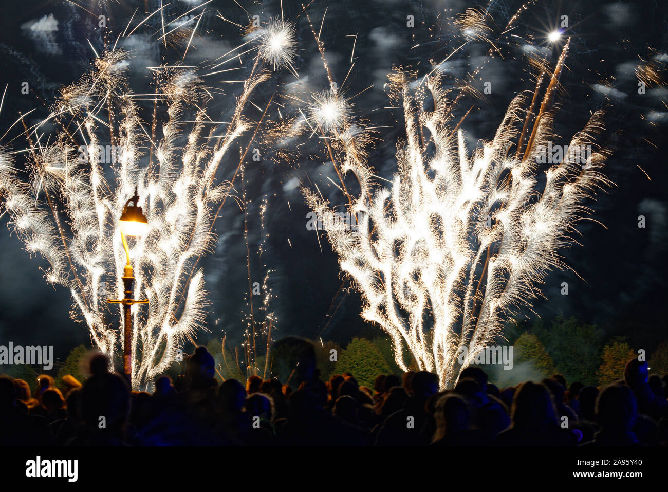 Eine öffentliche Feuerwerk in Lindfield in West Sussex, England, UK. Jährliche Veranstaltung Guy Fawkes Nacht oder Lagerfeuer Nacht zu markieren. Stockfoto