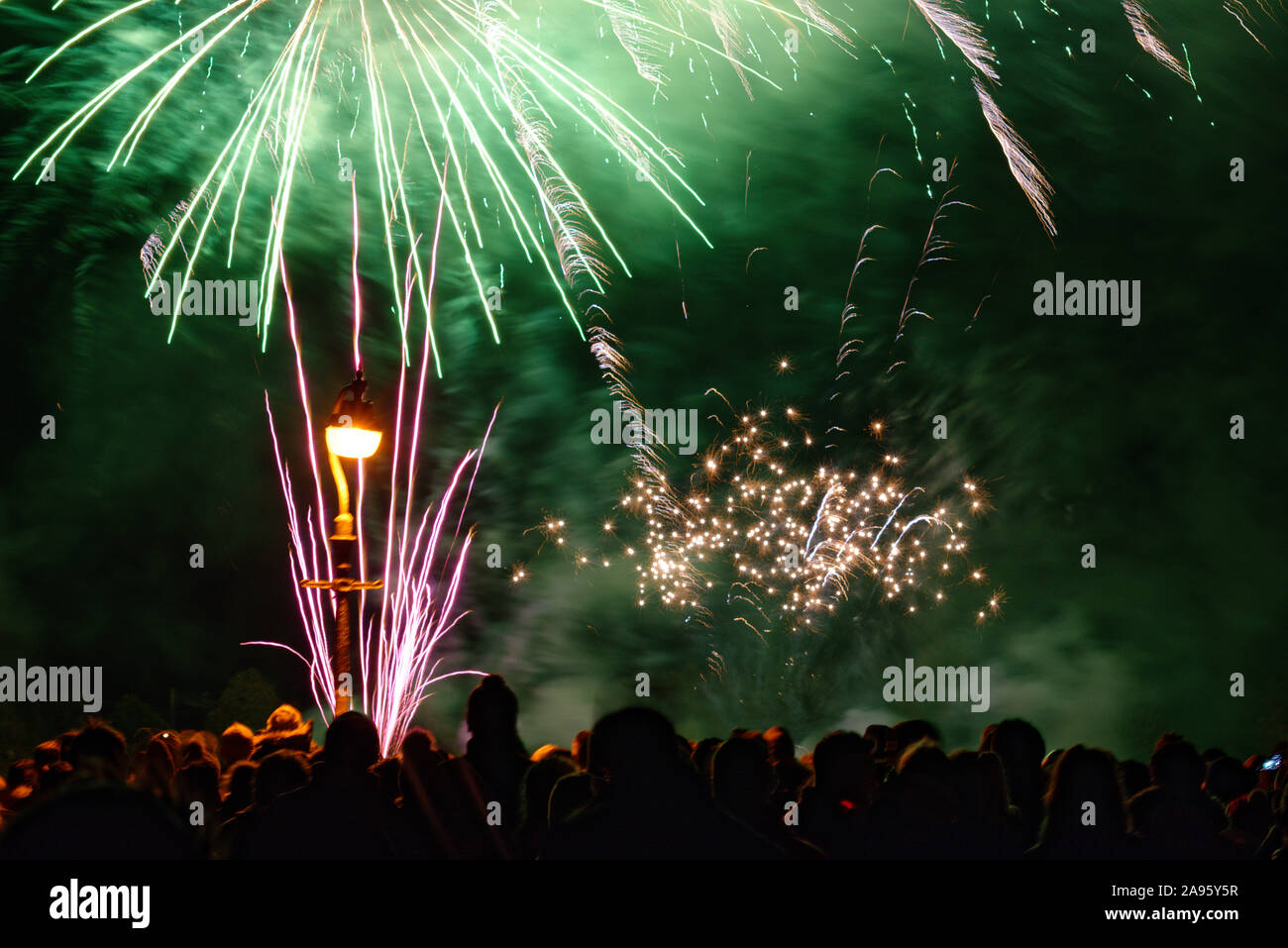 Eine öffentliche Feuerwerk in Lindfield in West Sussex, England, UK. Jährliche Veranstaltung Guy Fawkes Nacht oder Lagerfeuer Nacht zu markieren. Stockfoto