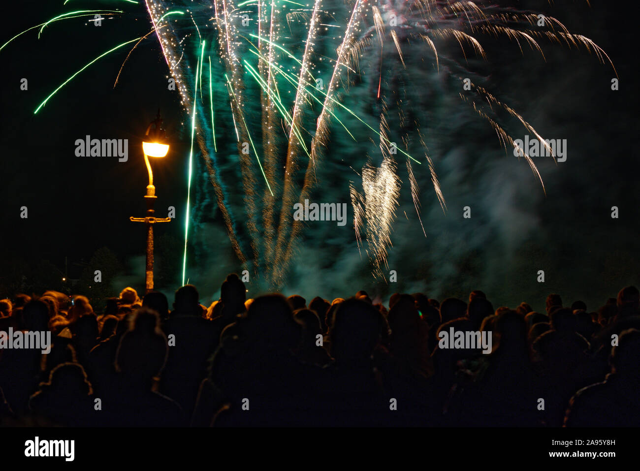 Eine öffentliche Feuerwerk in Lindfield in West Sussex, England, UK. Jährliche Veranstaltung Guy Fawkes Nacht oder Lagerfeuer Nacht zu markieren. Stockfoto