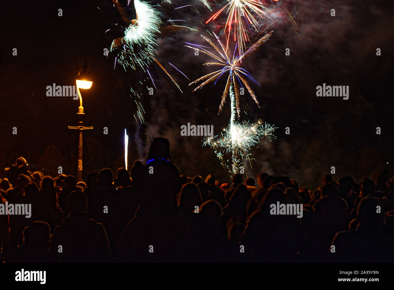 Eine öffentliche Feuerwerk in Lindfield in West Sussex, England, UK. Jährliche Veranstaltung Guy Fawkes Nacht oder Lagerfeuer Nacht zu markieren. Stockfoto