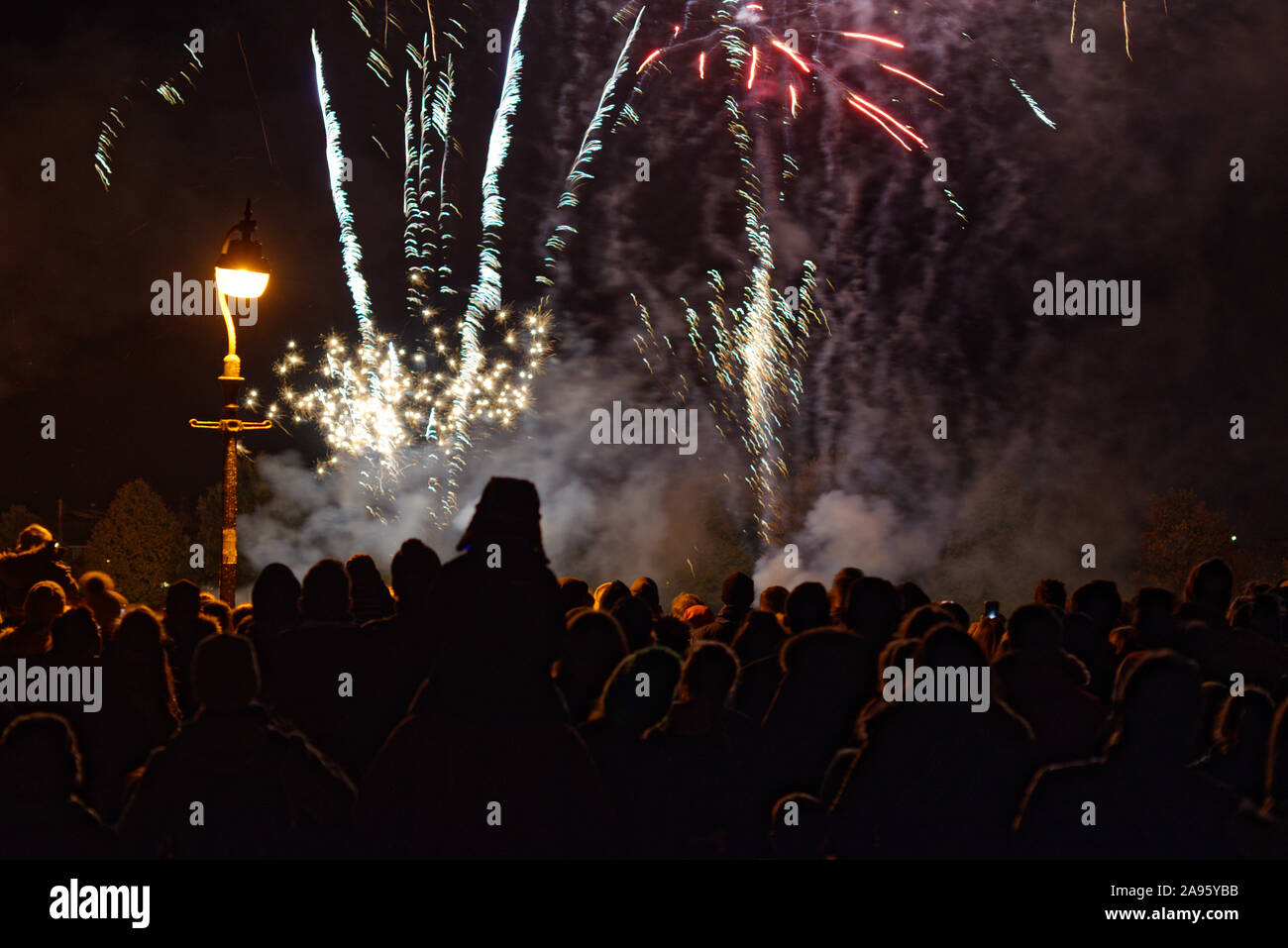 Eine öffentliche Feuerwerk in Lindfield in West Sussex, England, UK. Jährliche Veranstaltung Guy Fawkes Nacht oder Lagerfeuer Nacht zu markieren. Stockfoto