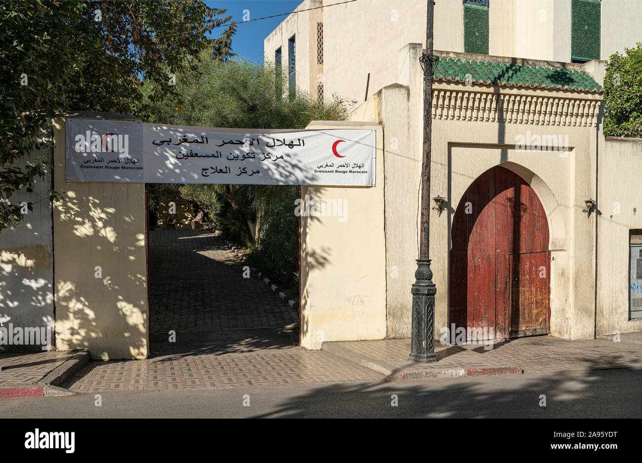 Fez, Marokko. 9. November 2019. Der Hauptsitz der marokkanischen Roten Halbmond im Zentrum der Stadt Stockfoto