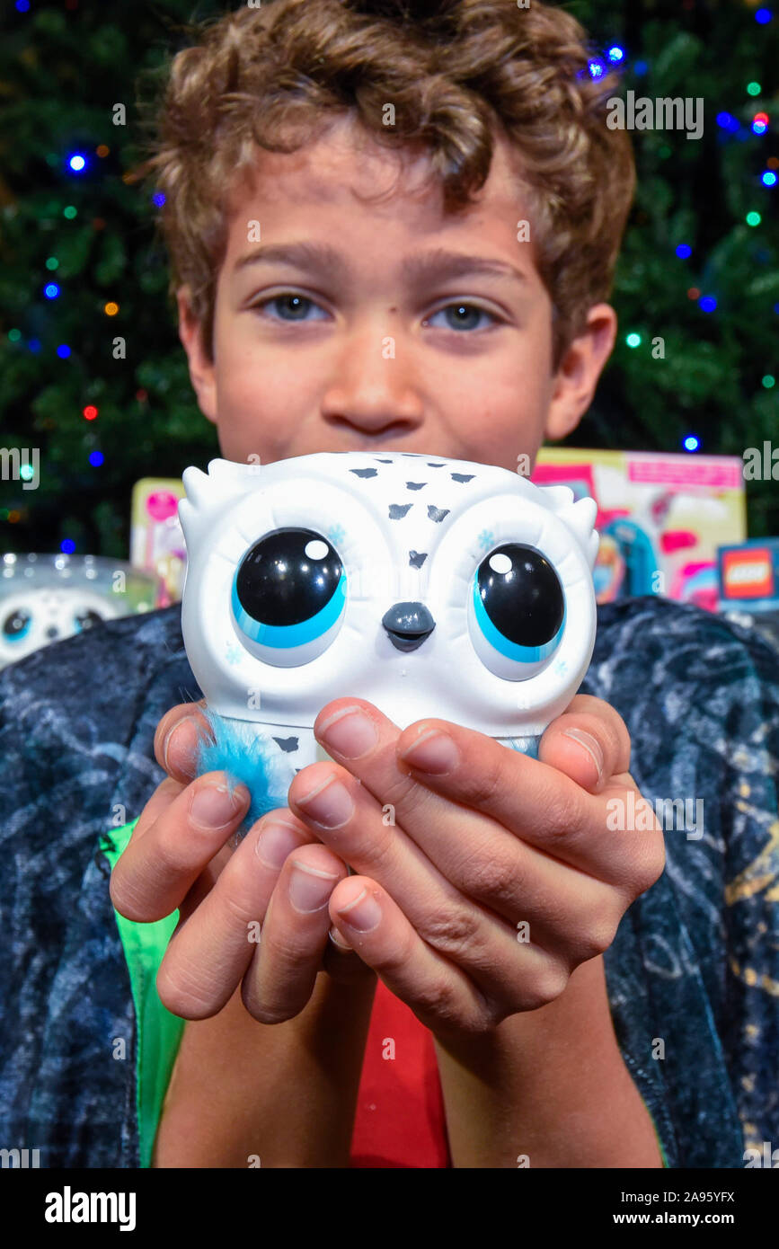 London, Großbritannien. 13. November 2019. Xavier (ab 10 Jahren) spielt mit  einem Owleez Eule von Spin Master Spielzeug auf 'DreamToys', der  offiziellen Spiele und Spielwaren Weihnachten Vorschau, in der St. Mary's  Church