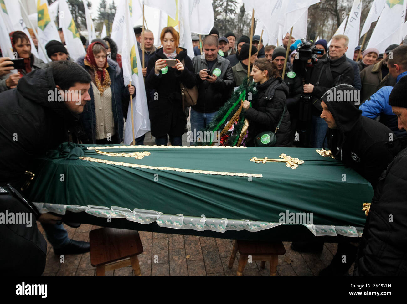 Kiew, Ukraine. 13 Nov, 2019. Die Demonstranten tragen ein totes Schwein in einem Sarg symbolisch für die Tierhaltung Beerdigung, während der Demonstration. ukrainischen Bauern protestieren gegen außerhalb des ukrainischen Parlaments (Werchowna Rada) gegen eine Öffnung des Landes und der Verkauf von Grundstücken in der Ukraine. Im September ist das Kabinett billigte einen Gesetzentwurf über die landwirtschaftlichen Flächen Markt vorgelegt und die Auffassung des Europäischen Parlaments, wie die lokalen Medien berichten. Credit: SOPA Images Limited/Alamy leben Nachrichten Stockfoto