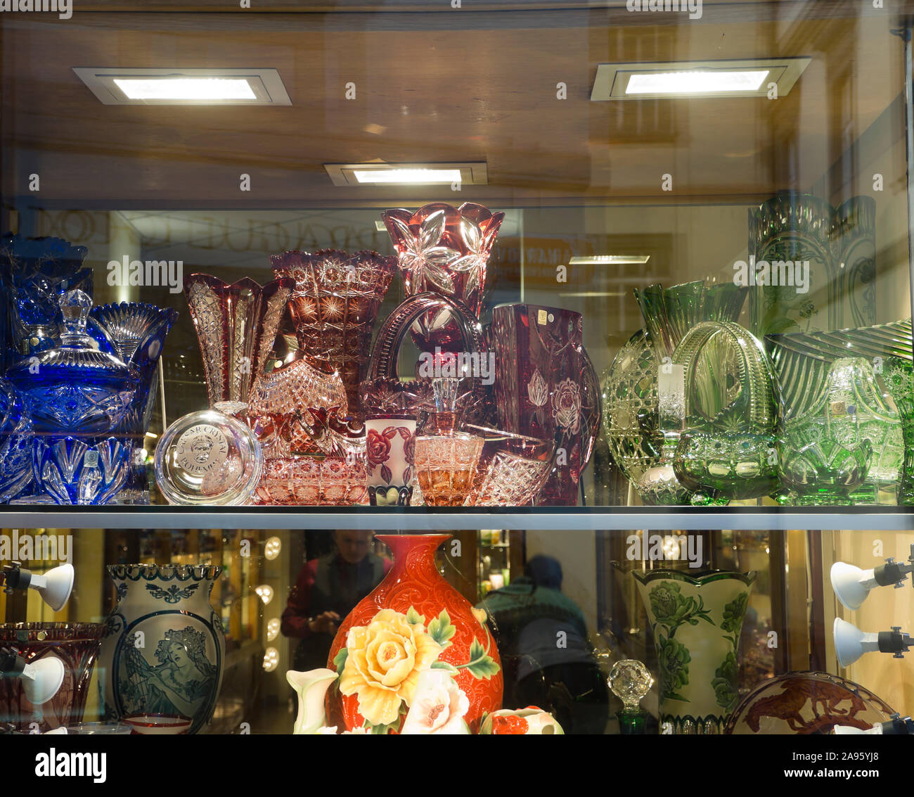 Die böhmischen und Cech Glas und Kristall sind nach Souvenirs für Besucher in Prag, Tschechische Republik, bunte Fenster Anzeige gesucht Stockfoto
