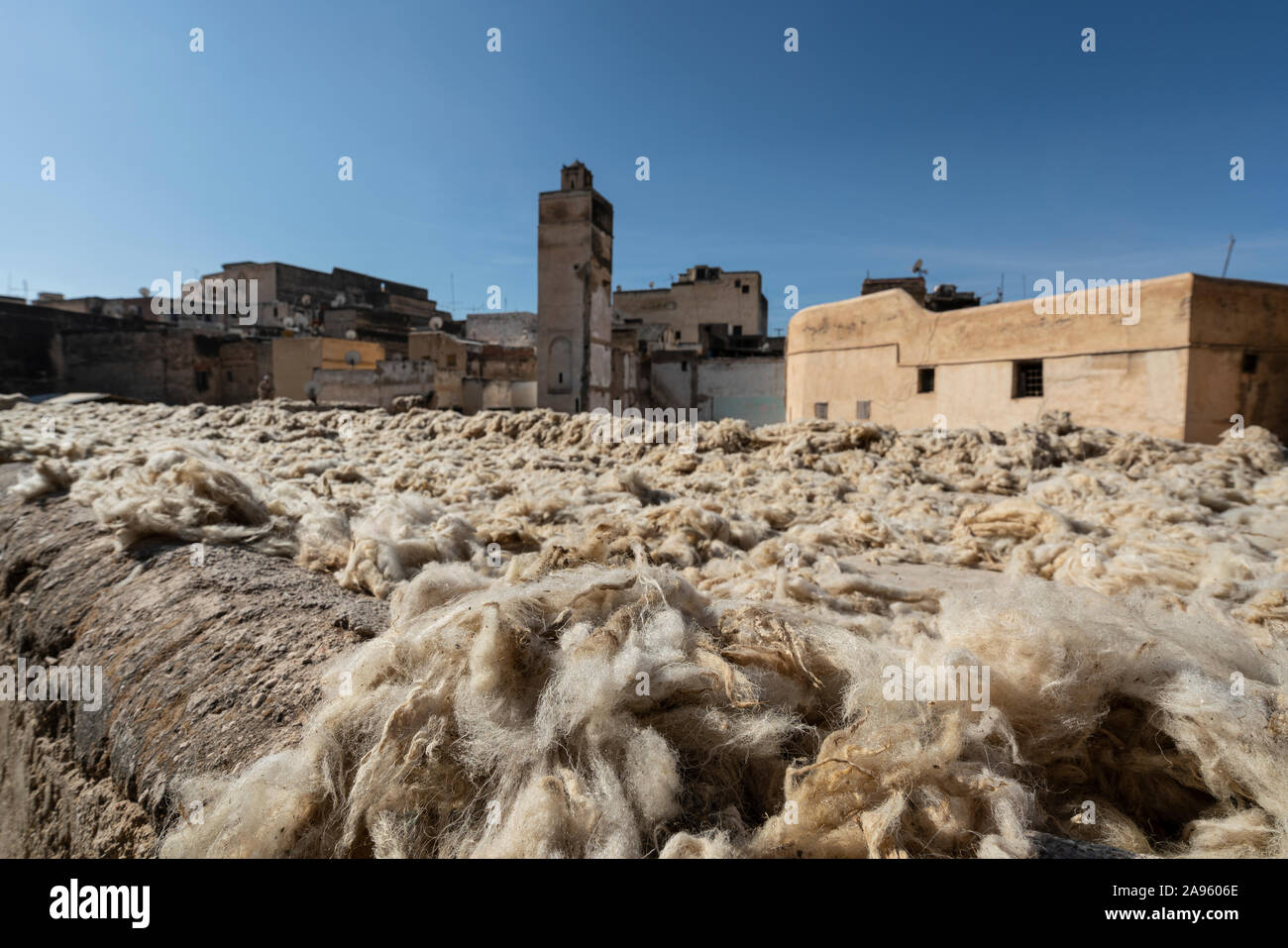 Fez, Marokko. November 9, 2019. Ein Labor für Waschen und Trocknen und Färben von Wolle Stockfoto