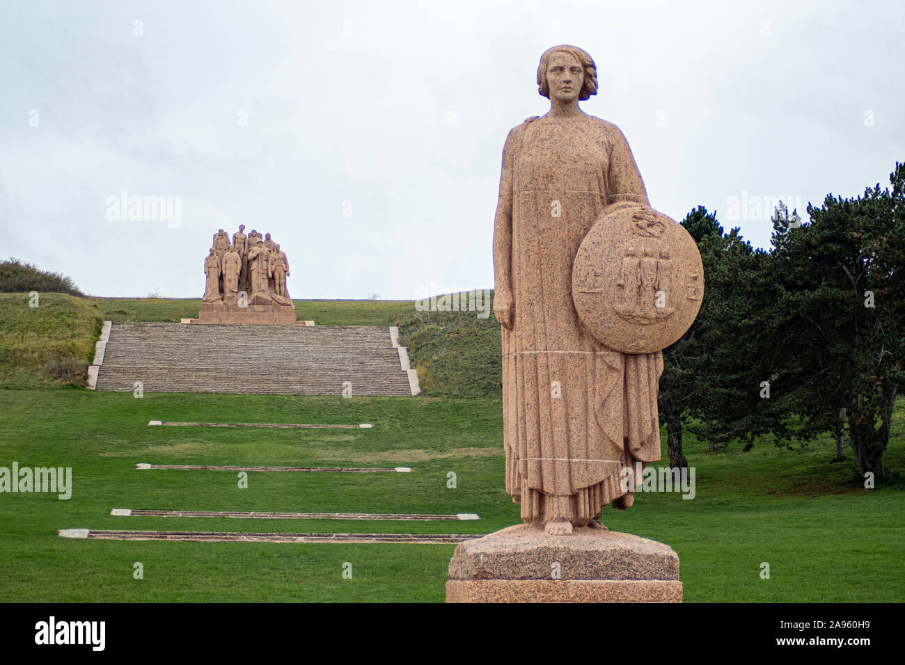 In der Mitte von Nirgendwo in der Nähe von Chateau-Thierry finden Sie die Les Fantômes, einer Skulptur von Paul Landowski. Stockfoto