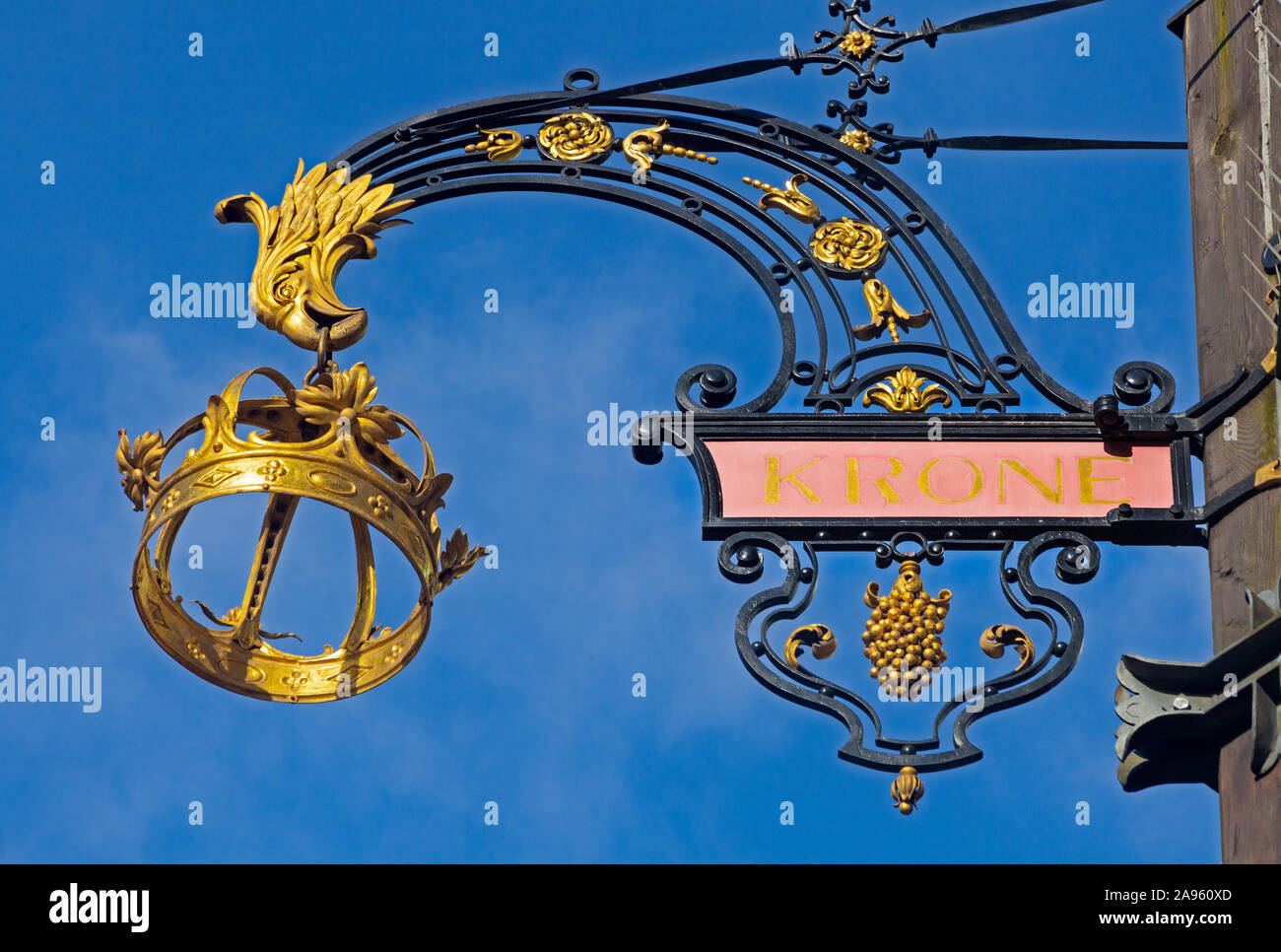 London, Leicester Square. Der goldene Adler und Krone der Überwindung der kantonalen Baum im Schweizer Hof, mit der Darstellung der 26 Kantone der Schweizerischen Eidgenossenschaft. Stockfoto