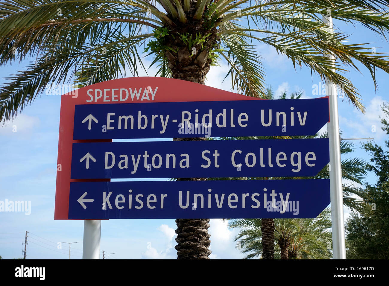 Daytona Beach Richtung Straßenschilder Lokale Universität Und College Campus Gebäude, Embry-Riddle University, Daytona State College, Keiser University Stockfoto