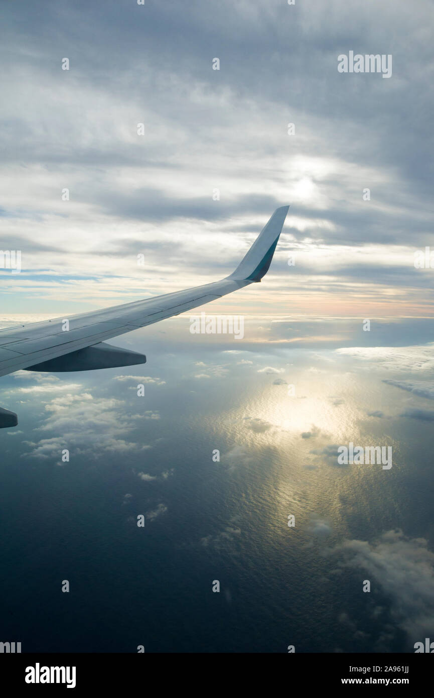 Blick aus dem Flugzeug Fenster der Wolken über dem Ozean Stockfoto Blick aus dem Flugzeug Fenster der Wolken über dem Ozean Stockfoto
