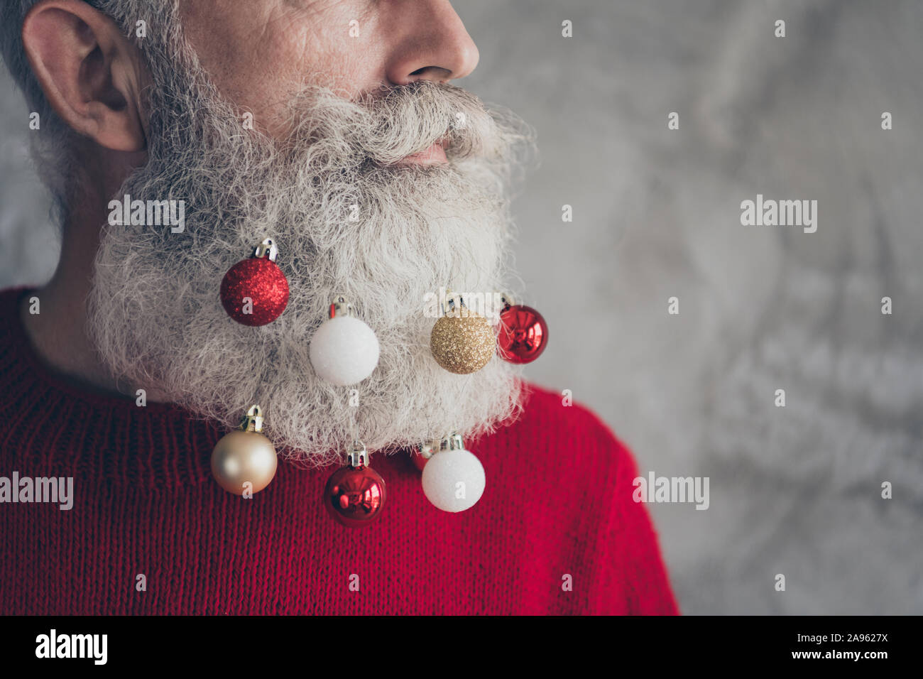 7/8 Profil Seite Foto von männlichen brutale alter Mann herrlichen Blick auf Weihnachtsfeier hängen x-mas rot gold Flitter Bart tragen moderne Pullover Stockfoto