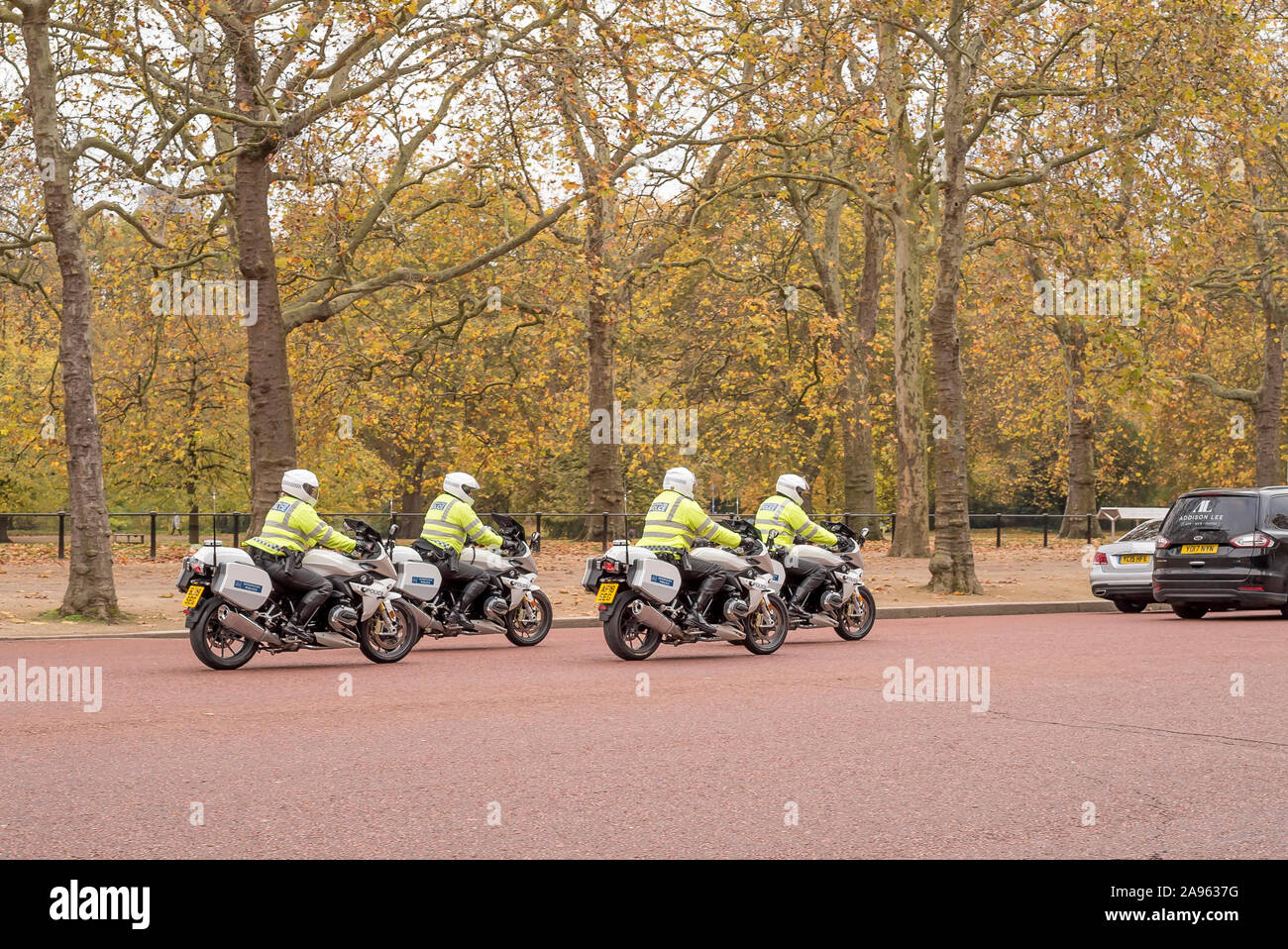 Vier Polizei Motorradfahrer eng zusammen, reiten die Red Road berühmt wie die Mall in London bekannt in Richtung Buckingham Palace. Stockfoto