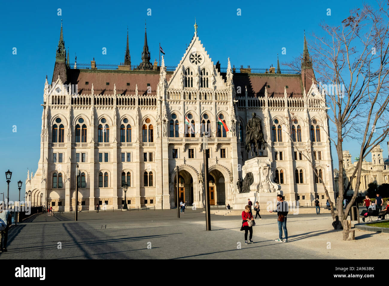 Die Menschen die vor dem ungarischen Parlament zeigt den Einfluss von Gotik, Barock und Islamische Architektur Stockfoto