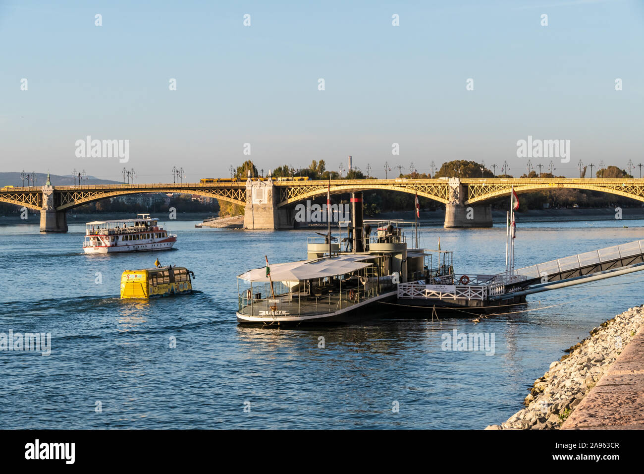 Der Elisabeth Brücke, die den Fluss Donau von der Pest, Buda Kreuze, mit Kreuzfahrt und Fluss Boote im Vordergrund in Budapest, Ungarn Stockfoto