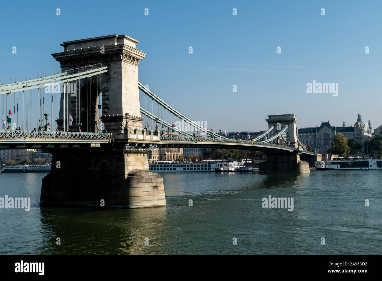 Die Kettenbrücke, auf die Donau fließt von der Seite Pest, Buda, Budapest, Ungarn Stockfoto