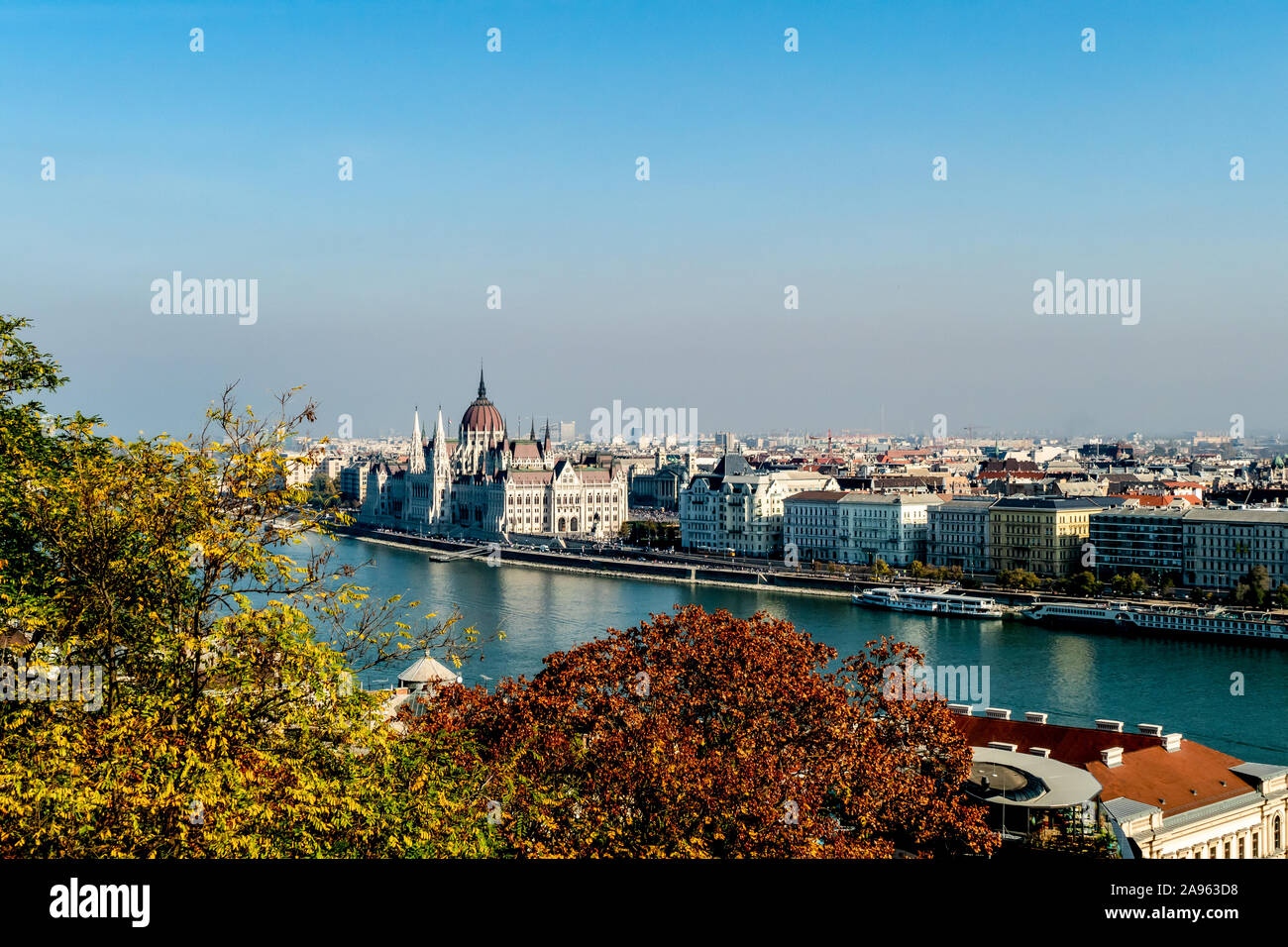 Ein Blick auf die Pest über die Donau vom Castle Hill, Buda, zeigt das Parlamentsgebäude und die Kuppel der Kathedrale. in Budapest, Ungarn. Stockfoto