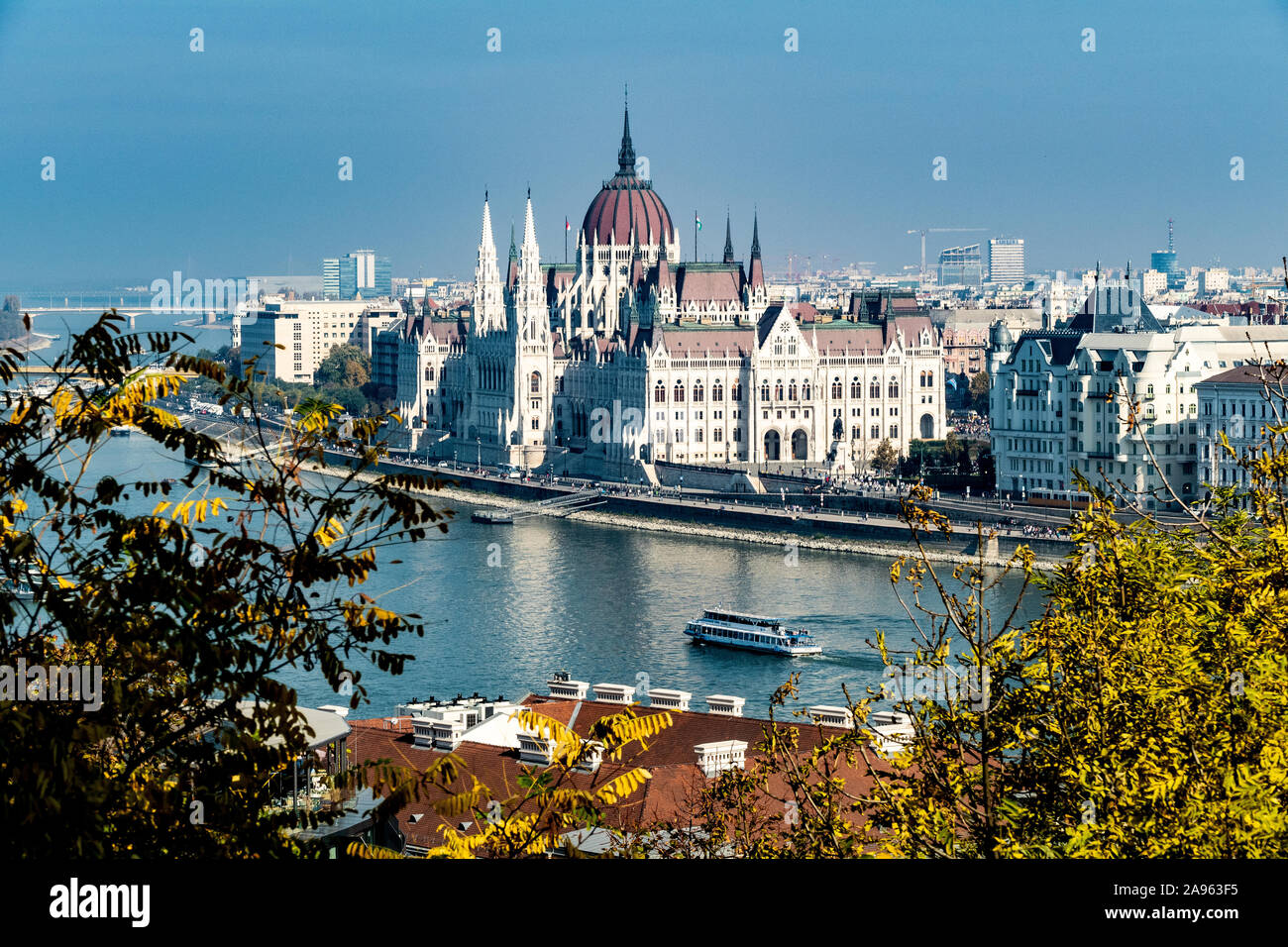 Ein Blick auf die Pest über die Donau vom Castle Hill, Buda, zeigt das Parlamentsgebäude und die Kuppel der Kathedrale. in Budapest, Ungarn. Stockfoto