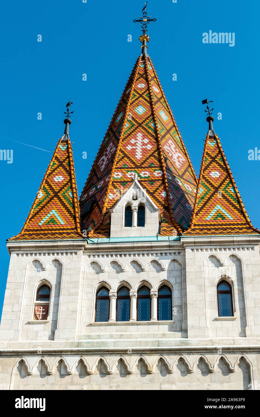 Der Turm und die Türme der 13. Jahrhundert Matthiaskirche in Buda, Budapest der islamischen Mosaiken auf dem Dach. Stockfoto