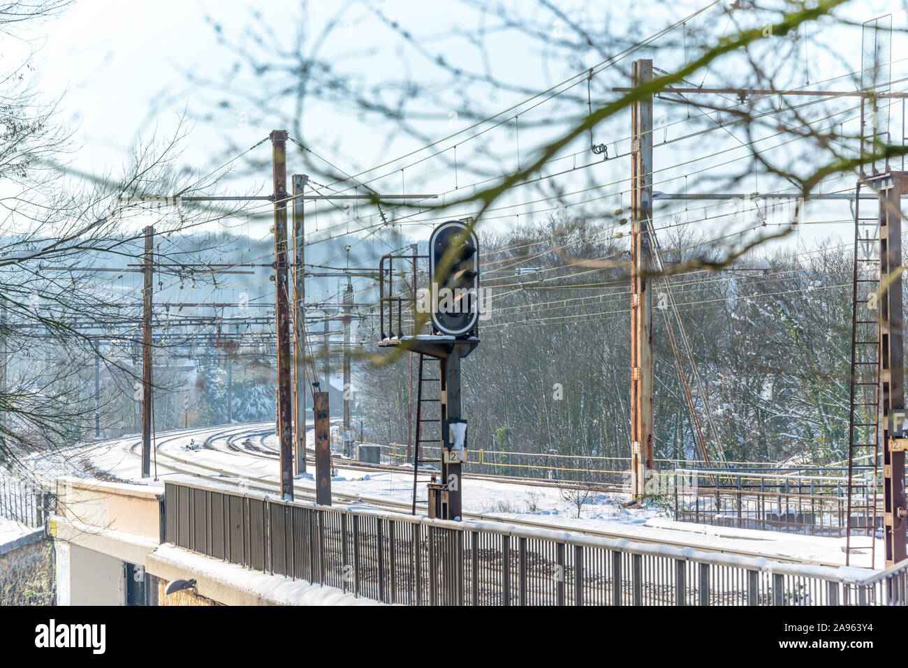 S-Bahn Gleise unter dem Schnee im Winter, in der Nähe von Paris, Frankreich Stockfoto