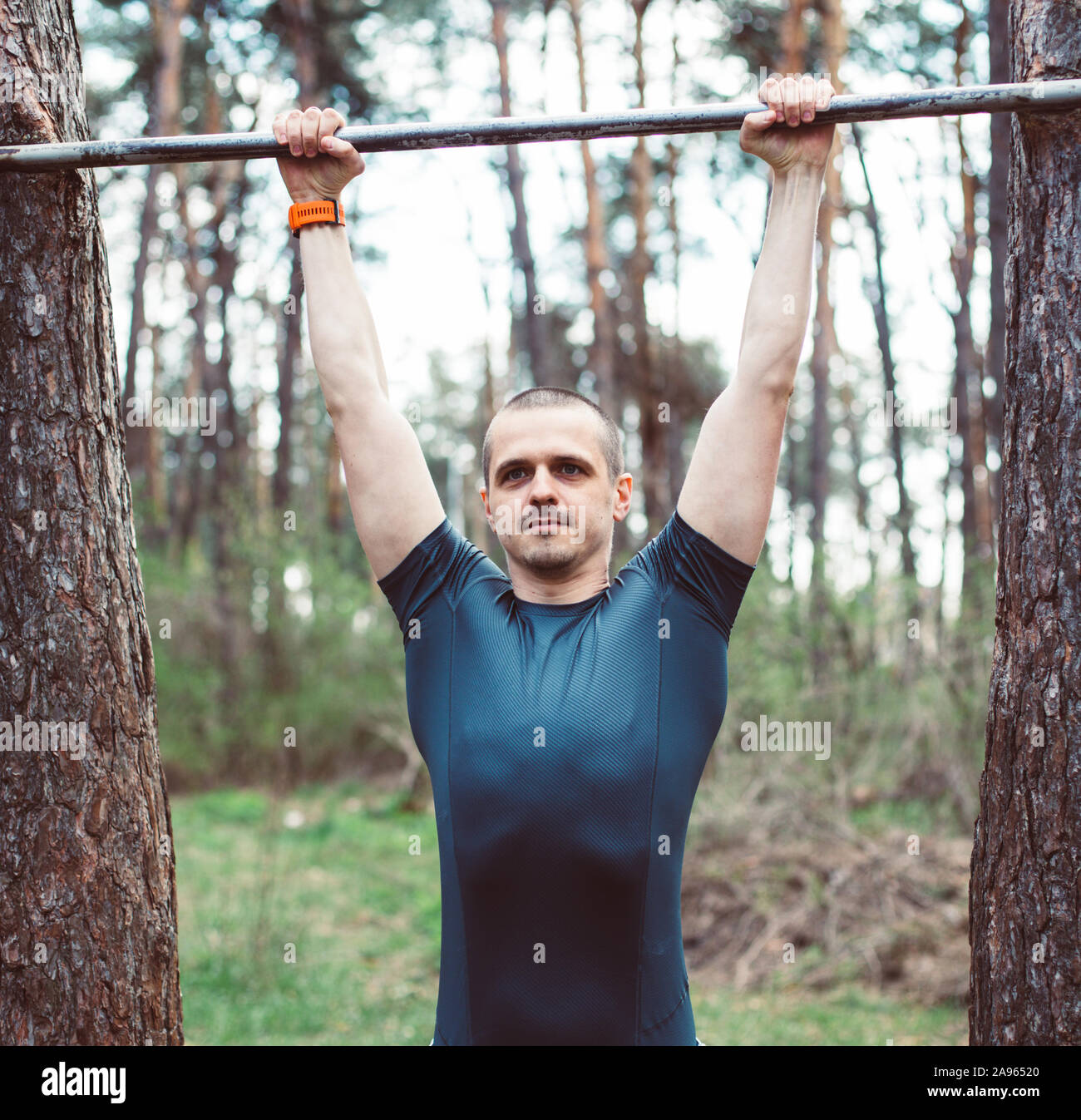 Mann da pull-ups im Wald Stockfoto