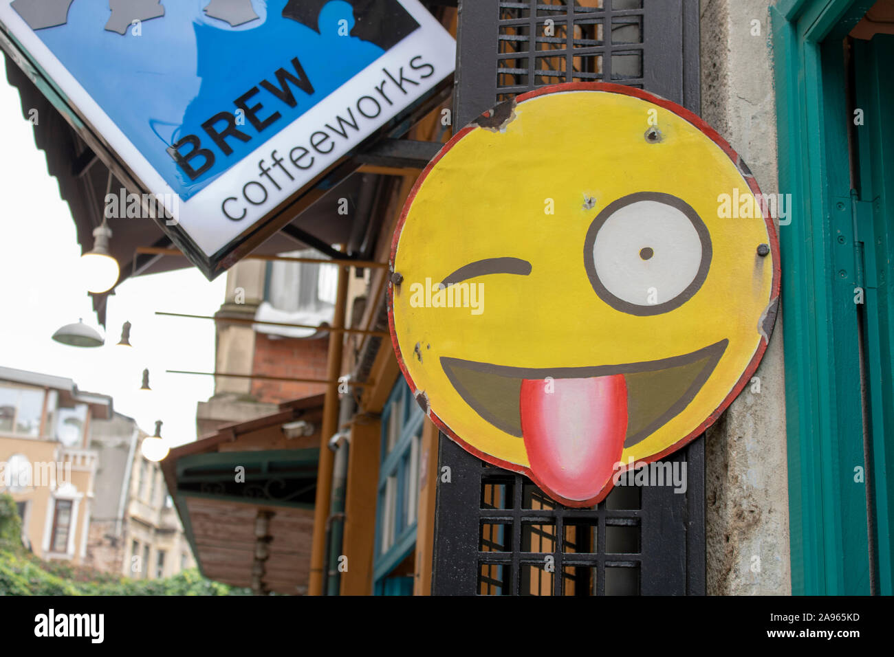 Balat, Türkei - Oktober -16,2019: Anmelden Emoji zerkratzt Namensschild auf der Straße. Stockfoto