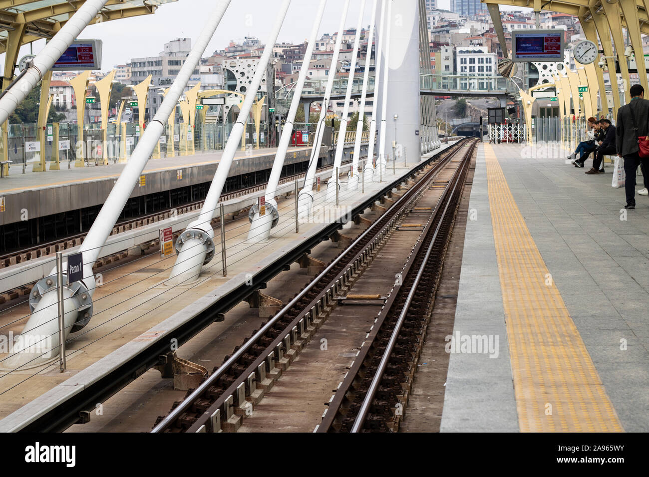 Istanbul, Türkei - November -10.2019: U-Bahnhof im Stadtteil Eminönü Mündung Brücke. Menschen mit der U-Bahn unterwegs sind. Stockfoto